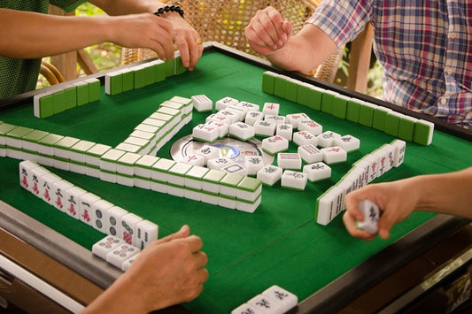 A long Mahjong session is a test of luck—and a test of your back! | 想要手气顺，坐得稳是关键