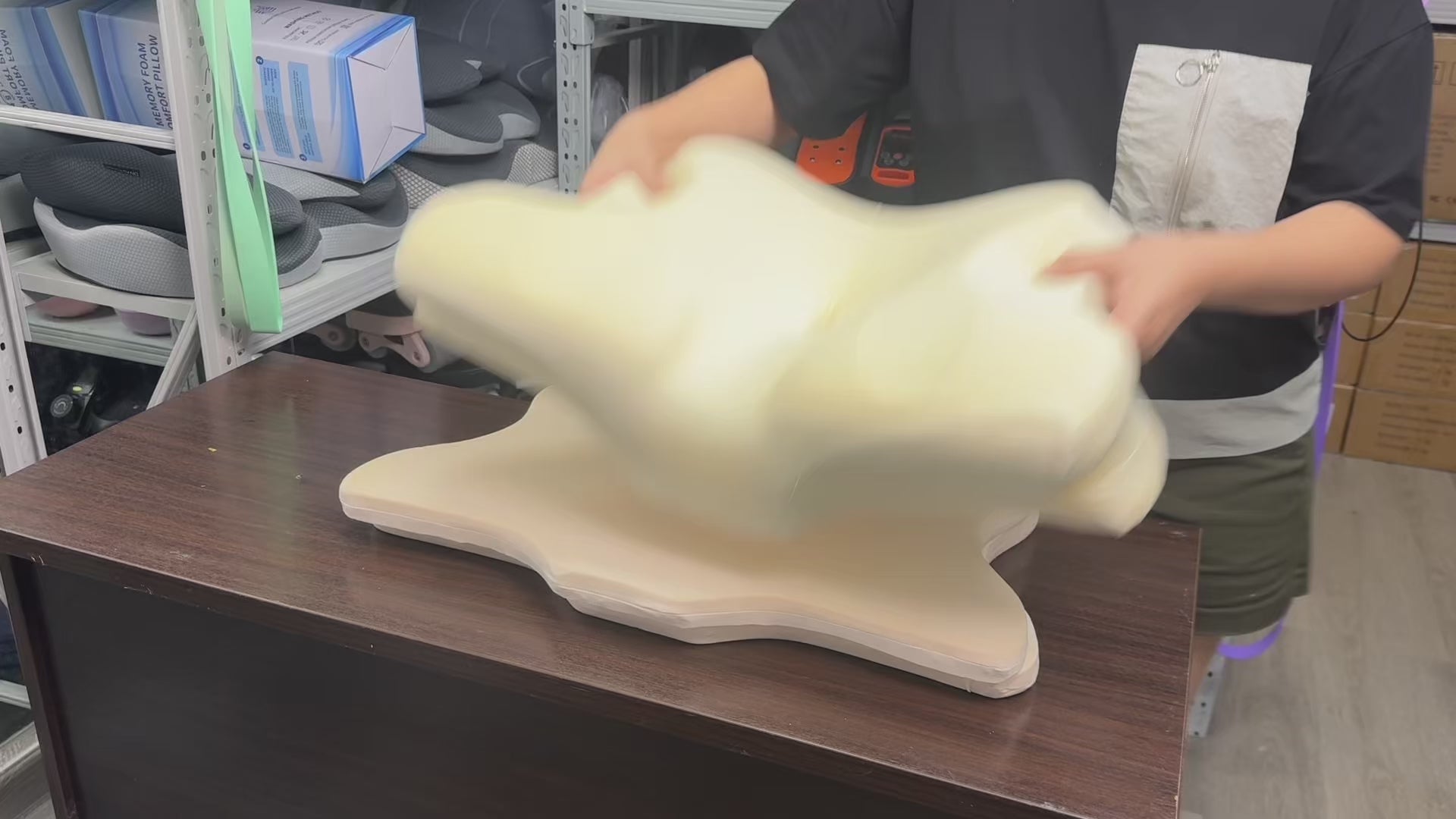 Demo of 3-layer adjustable memory foam pillow height from 11cm to 17cm with dual cases