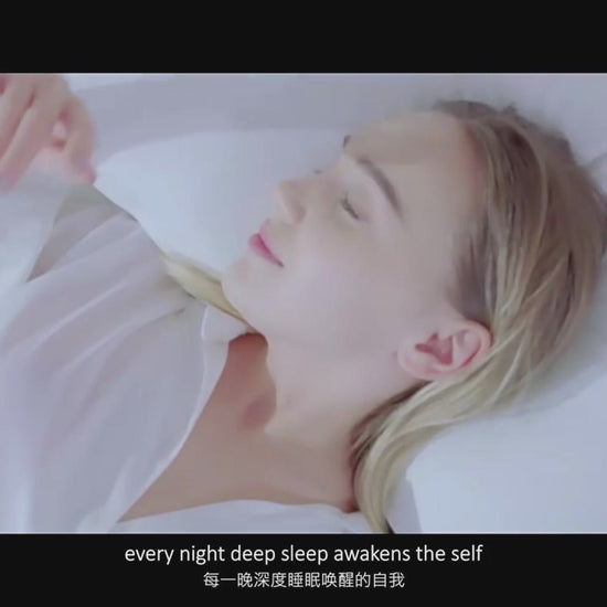 Video demonstrating the JCHEALTH adjustable height cervical pillow, showcasing its 3-layer memory foam core, butterfly shape, and how it provides comfortable support for both back and side sleepers to relieve neck pain