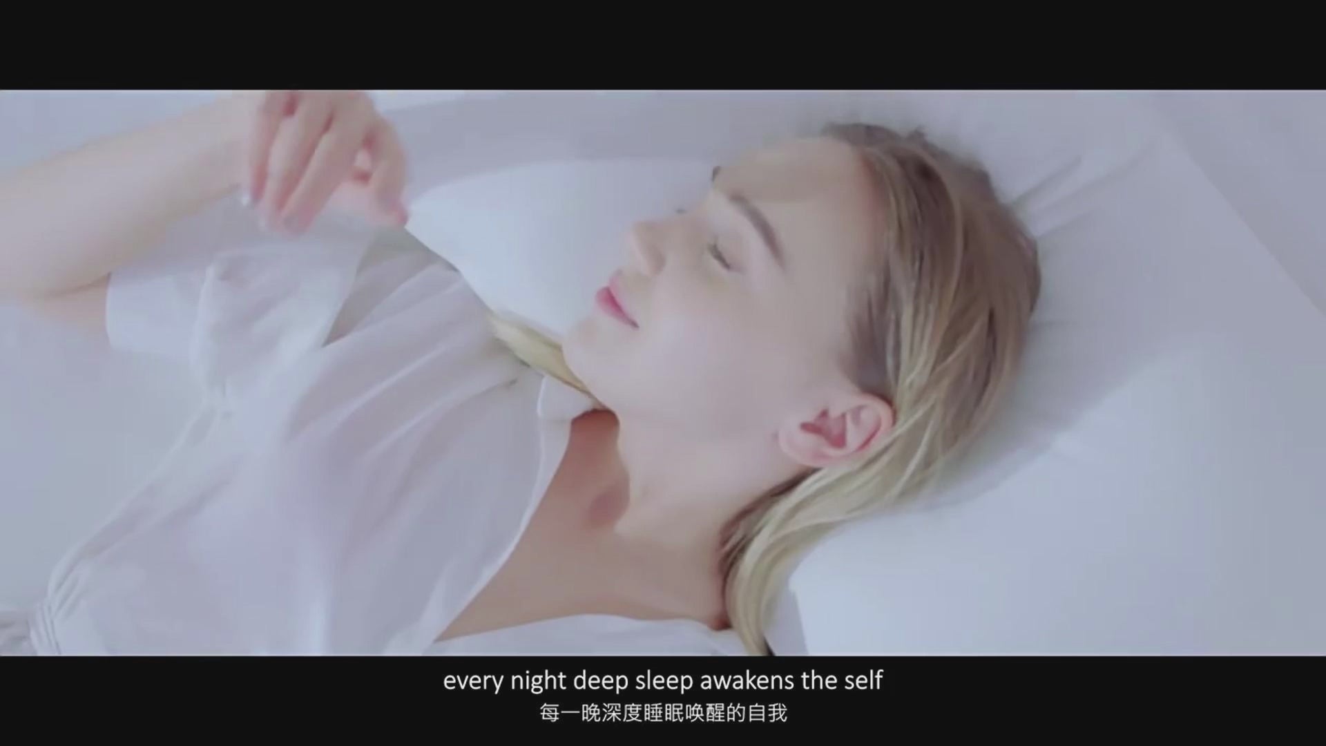 Video demonstrating the JCHEALTH adjustable height cervical pillow, showcasing its 3-layer memory foam core, butterfly shape, and how it provides comfortable support for both back and side sleepers to relieve neck pain